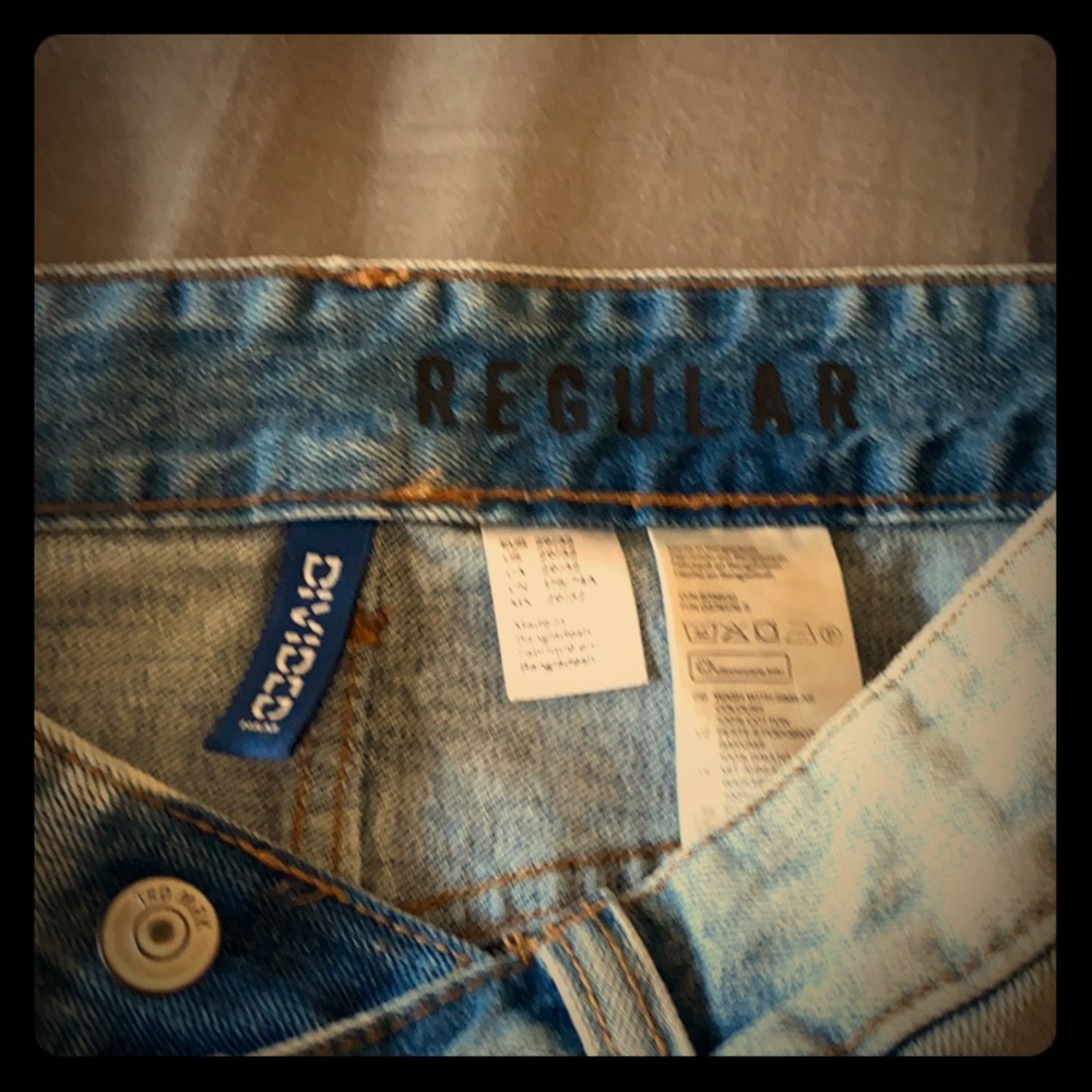 Men ripped blue jeans
